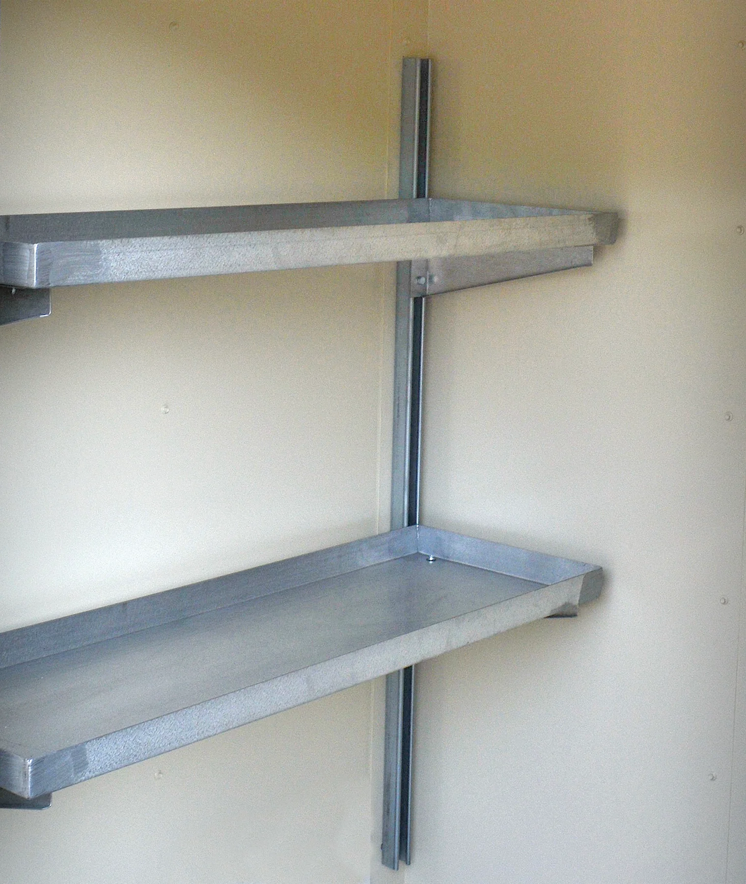 Justrite 915105 Galvanized Steel Shelving for 16-Drum Outdoor Safety Locker - Moutools